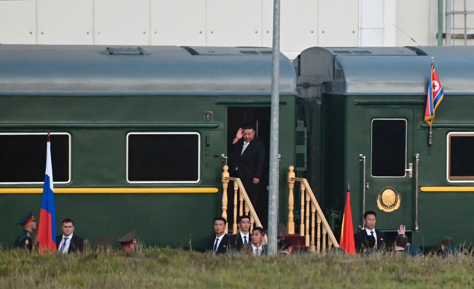 Kim Jong Un anländer till mötet med Putin under onsdagen. 