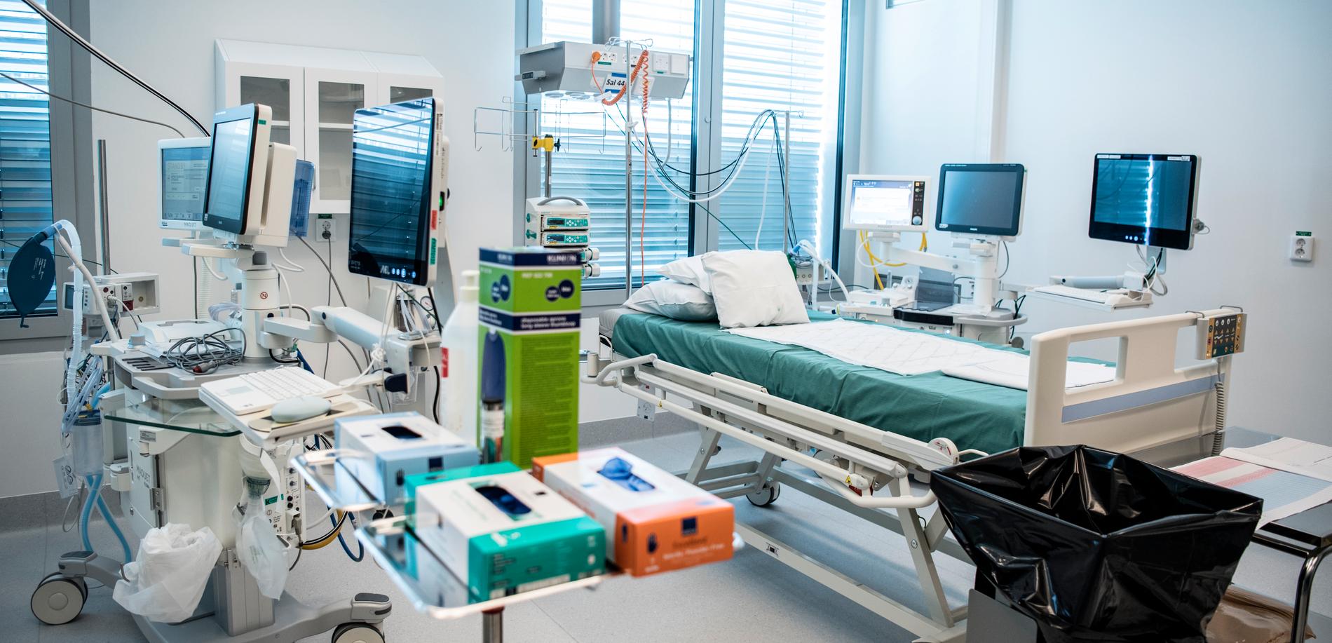 Tillfälliga intensivvårdsplatser för covid-19-patienter på Karolinska universitetssjukhuset i Huddinge.