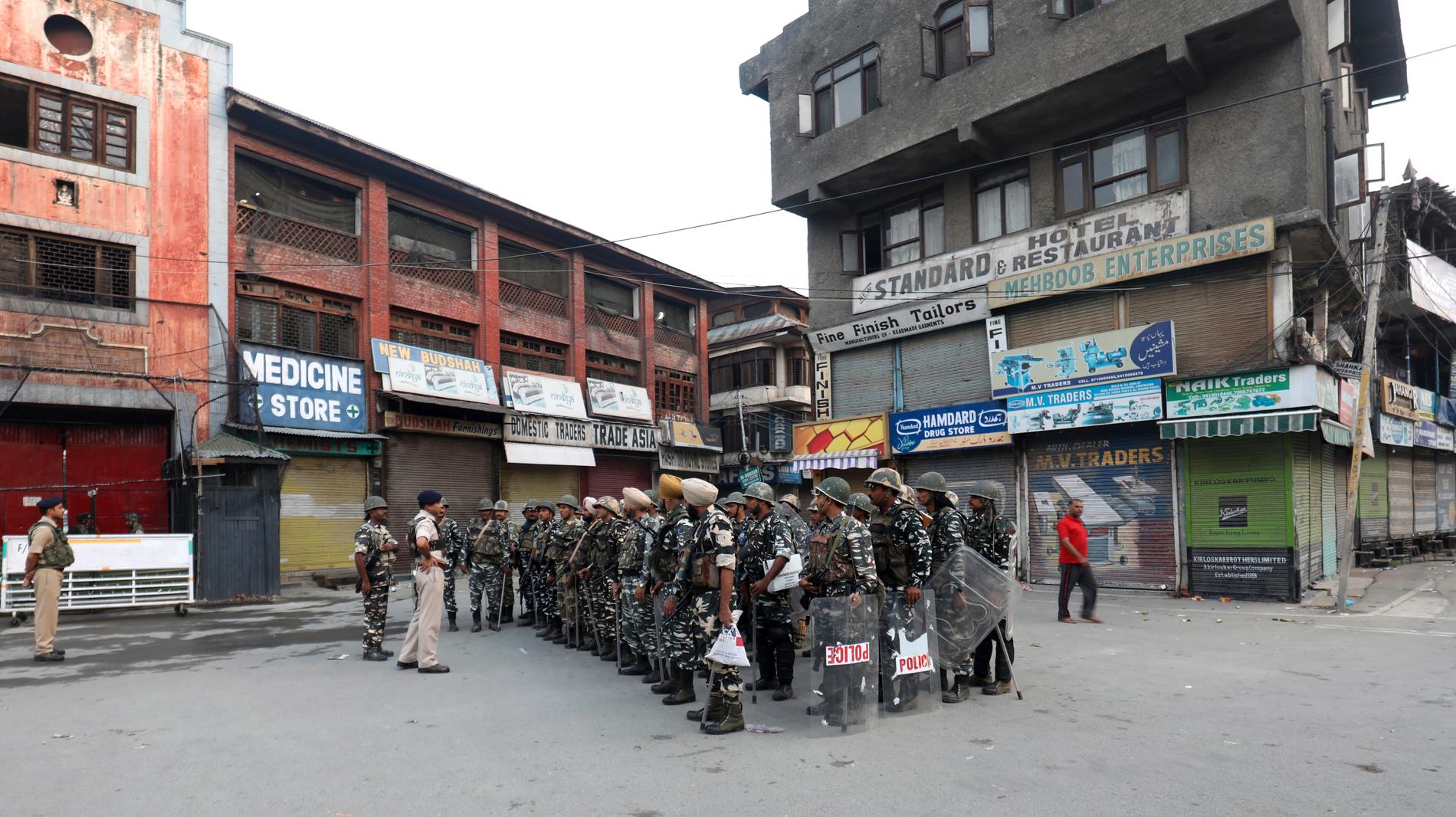 En polischef instruerar sin patrull på en tom gata i Srinagar, då utegångsförbud råder, i delstaten Jammu och Kashmir.