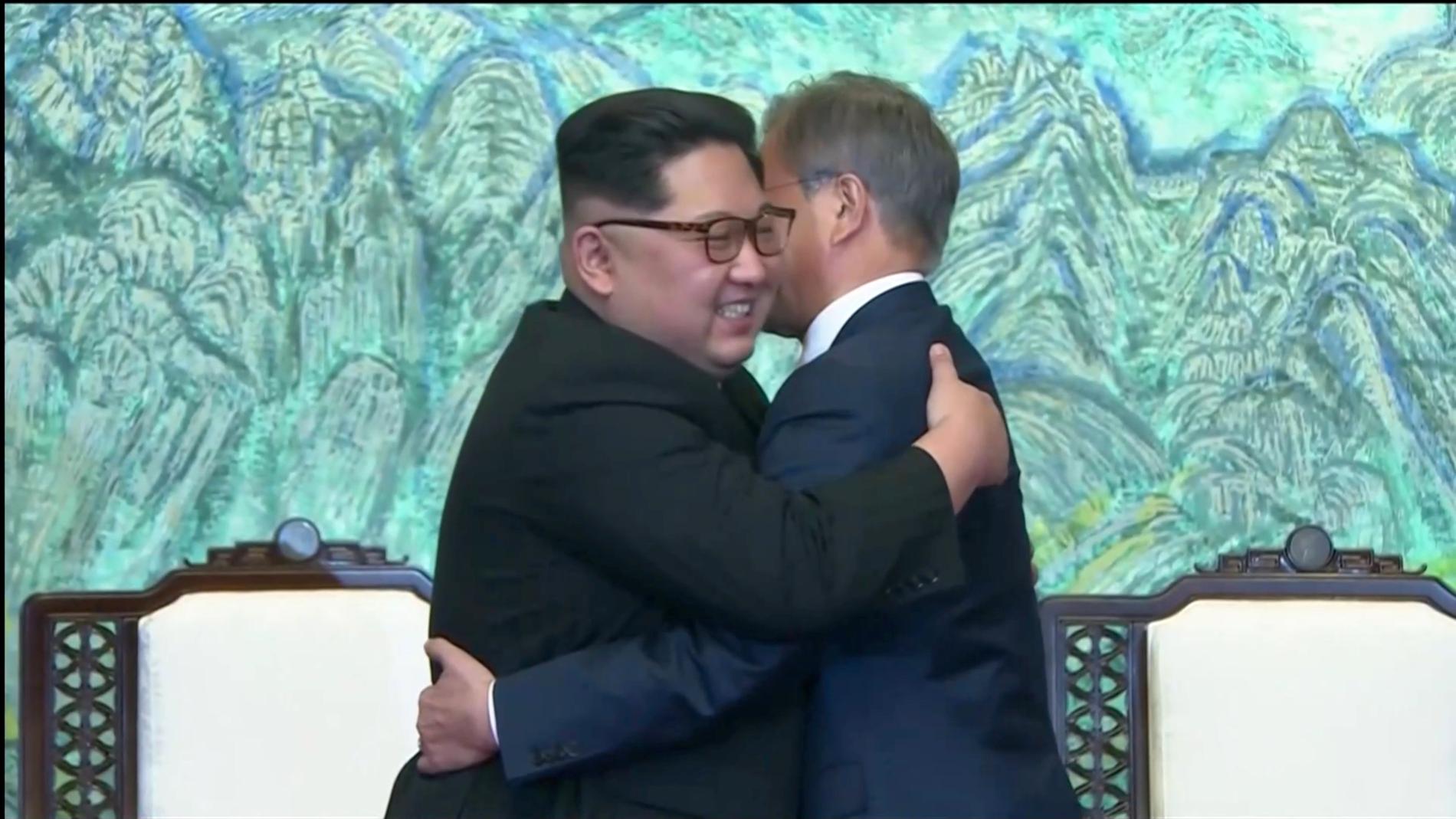 Kim Jong-un och Moon Jae-in möts i en kram.