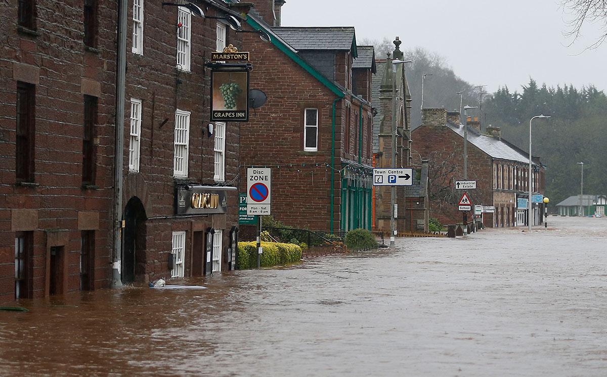 En översvämmad väg i Appleby, norra England.
