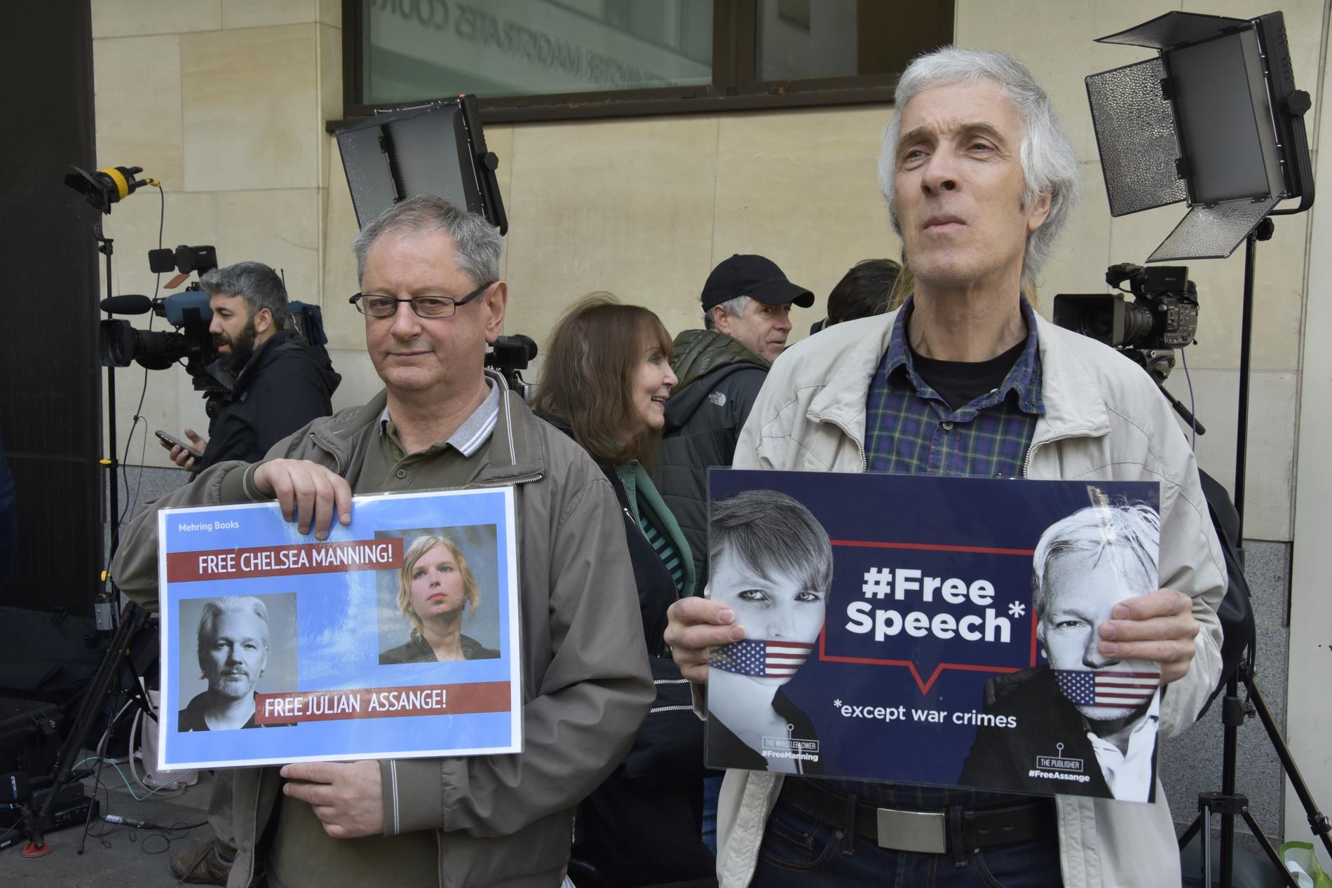 Arwyn och Alasdair är två av de många som har samlats i London för att visa sitt stöd för den gripne Wikileaks-grundaren Julian Assange. Många demonstranter finns på plats utanför den domstol i London där processen kring Julian Assange pågår.