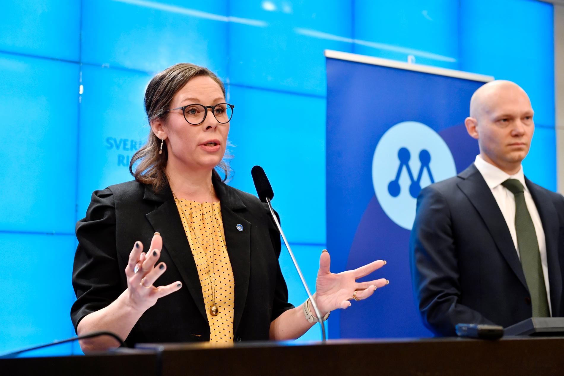 Moderaternas migrationspolitiska talesperson Maria Malmer Stenergard (M) och skattepolitiska talesperson Niklas Wykman (M) presenterar nyheter för att bekämpa skuggsamhället vid en pressträff i riksdagens presscenter.