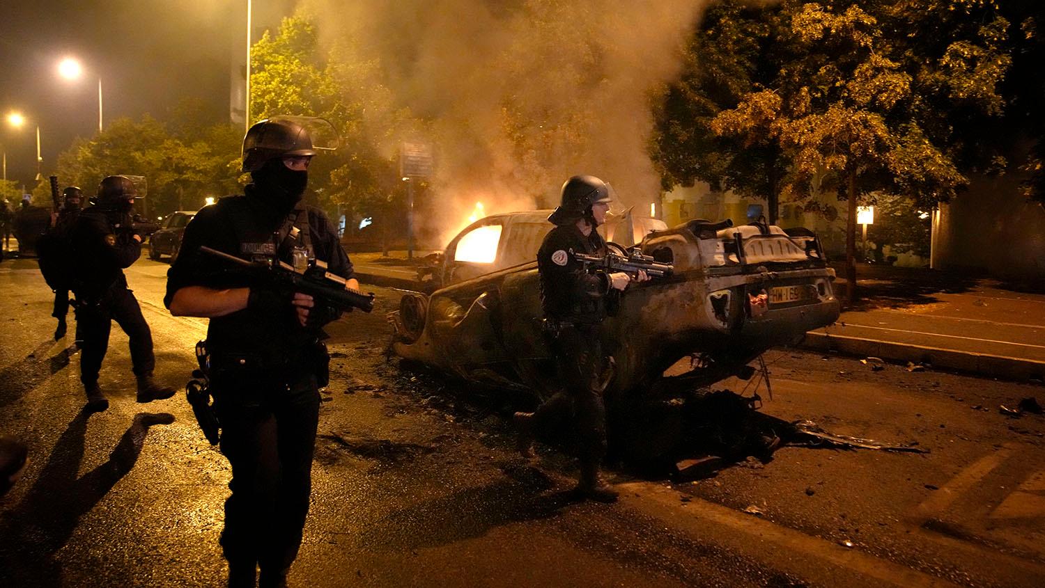 Brända bilar och patrullerande, tungt beväpnade poliser i franska Nanterre i går torsdag, två dagar efter att polisen skjutit ihjäl en 17-åring.