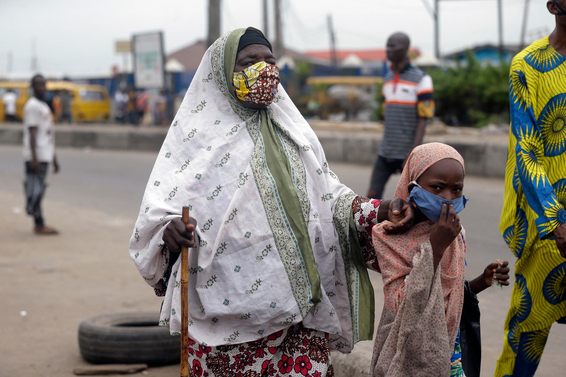 Nigeria lättar på utegångsförbudet i mångmiljonstaden Lagos.