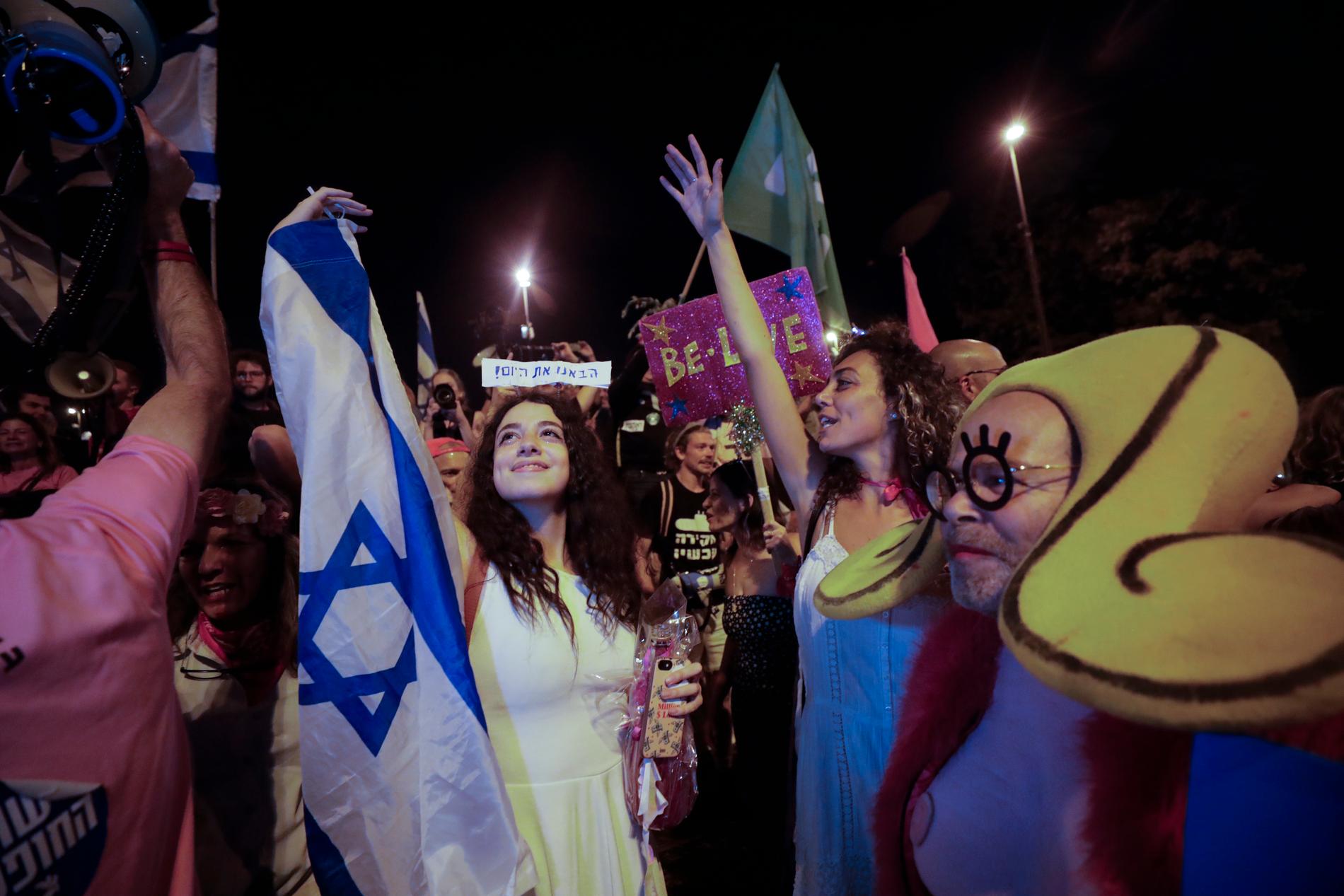Människor i Jerusalem firar landets nya regering.