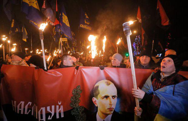 Ukrainska nationalister bär en banderoll med rebelledaren och nationalhjälten Stepan Banderas bild. De nya lagarna förbjuder kritik mot Banderas rebellrörelse UPA som låg bakom massakrer på upp emot 100 000 polacker under kriget. Foto. AP