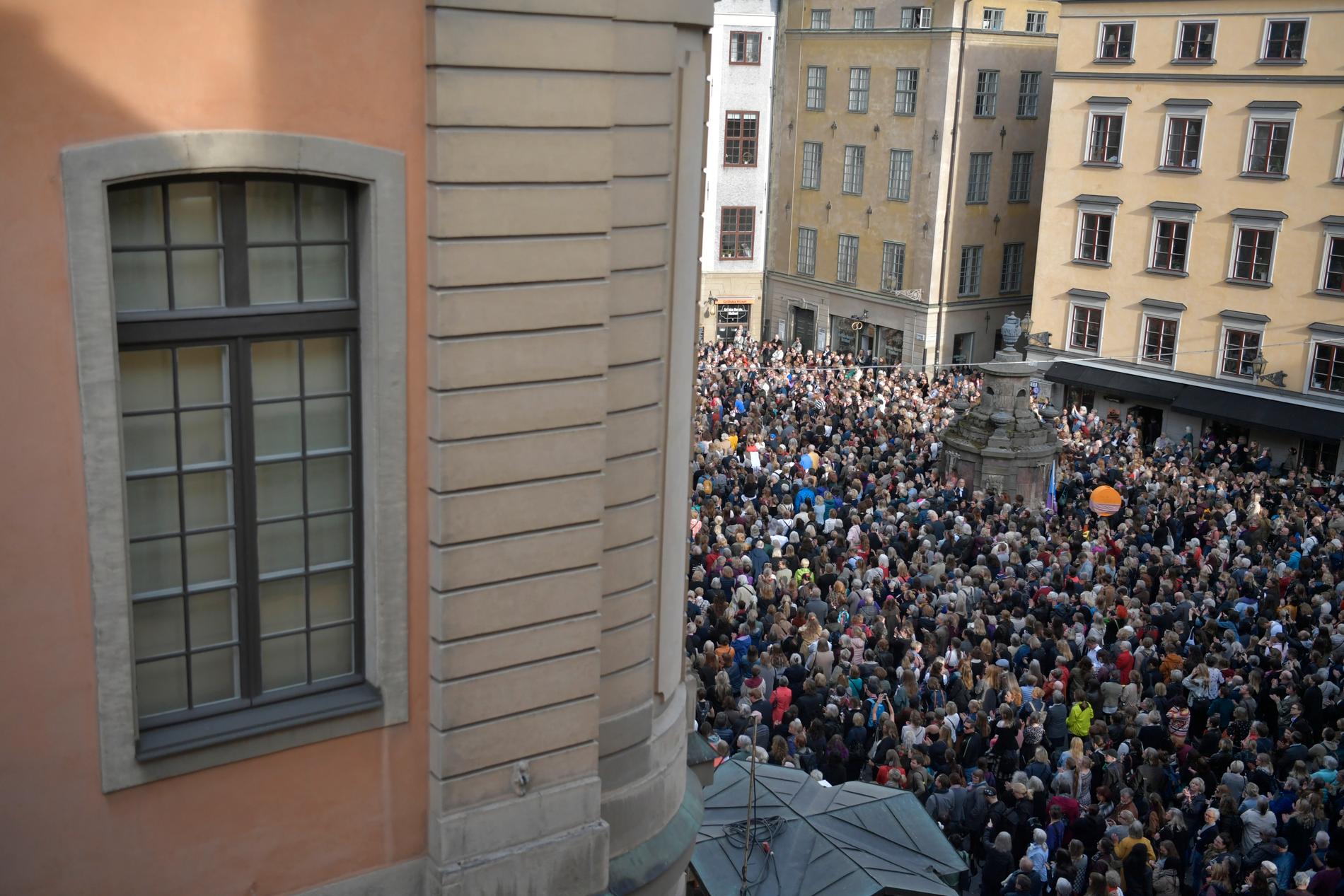 Samtidigt som tusentals demonstrerade utanför Börshuset höll Svenska Akademien sitt möte på hemlig adress.