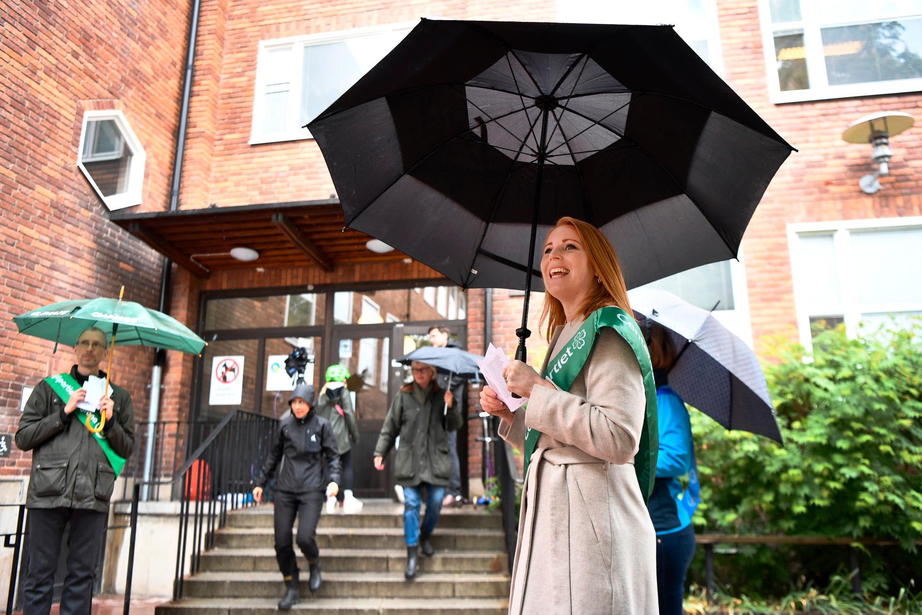 Centerpartiets ledare Annie Lööf delar ut valsedlar till EU-valet vid Gärdesskolan i Stockholm