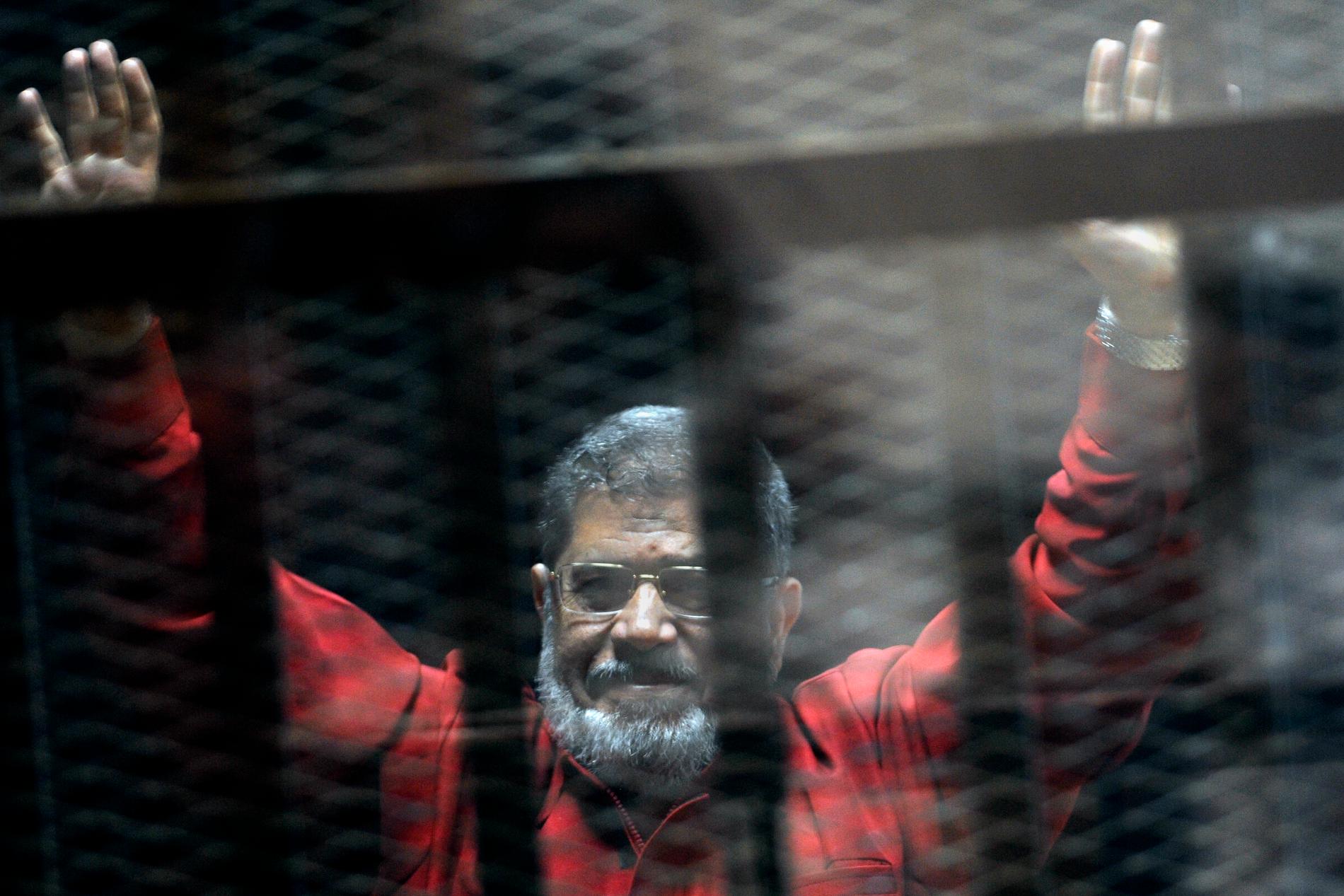 Muhammed Mursi vid ett annat domstolsframträdande, bakom galler, i juni 2015. Arkivbild.