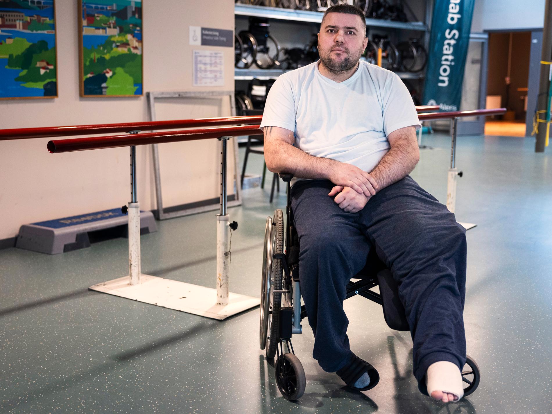Vase Kostwe, 41 blev skadad i benet i strid. Nu vårdas han i Sverige. 