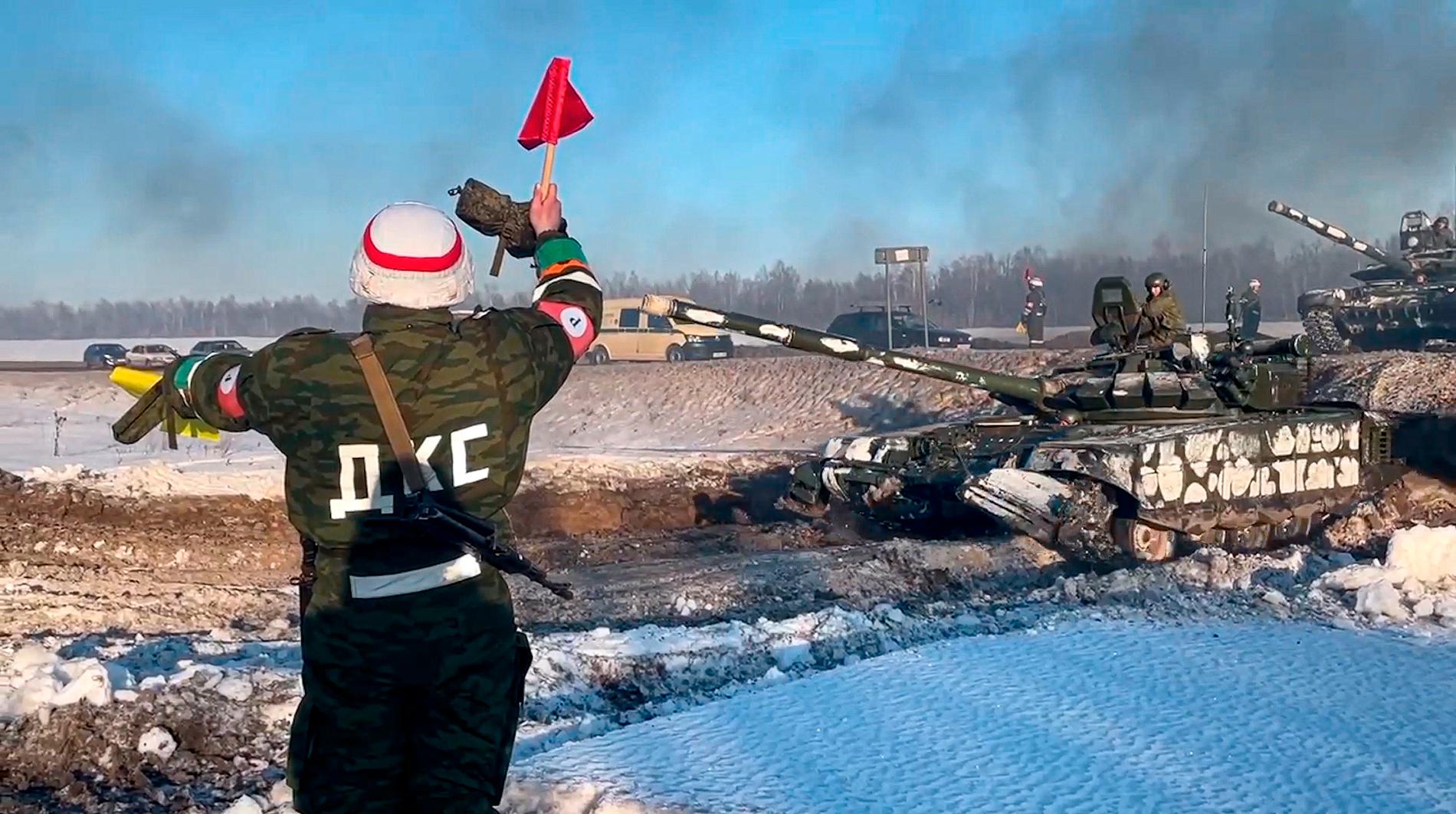 Ryska arméfordon på väg tillbaka till basen efter en övning. Bilderna är från officiellt ryskt håll, men enligt en underrättelsekälla finns inga trovärdiga signaler om att Ryssland håller på att trappa ner insatsen. 