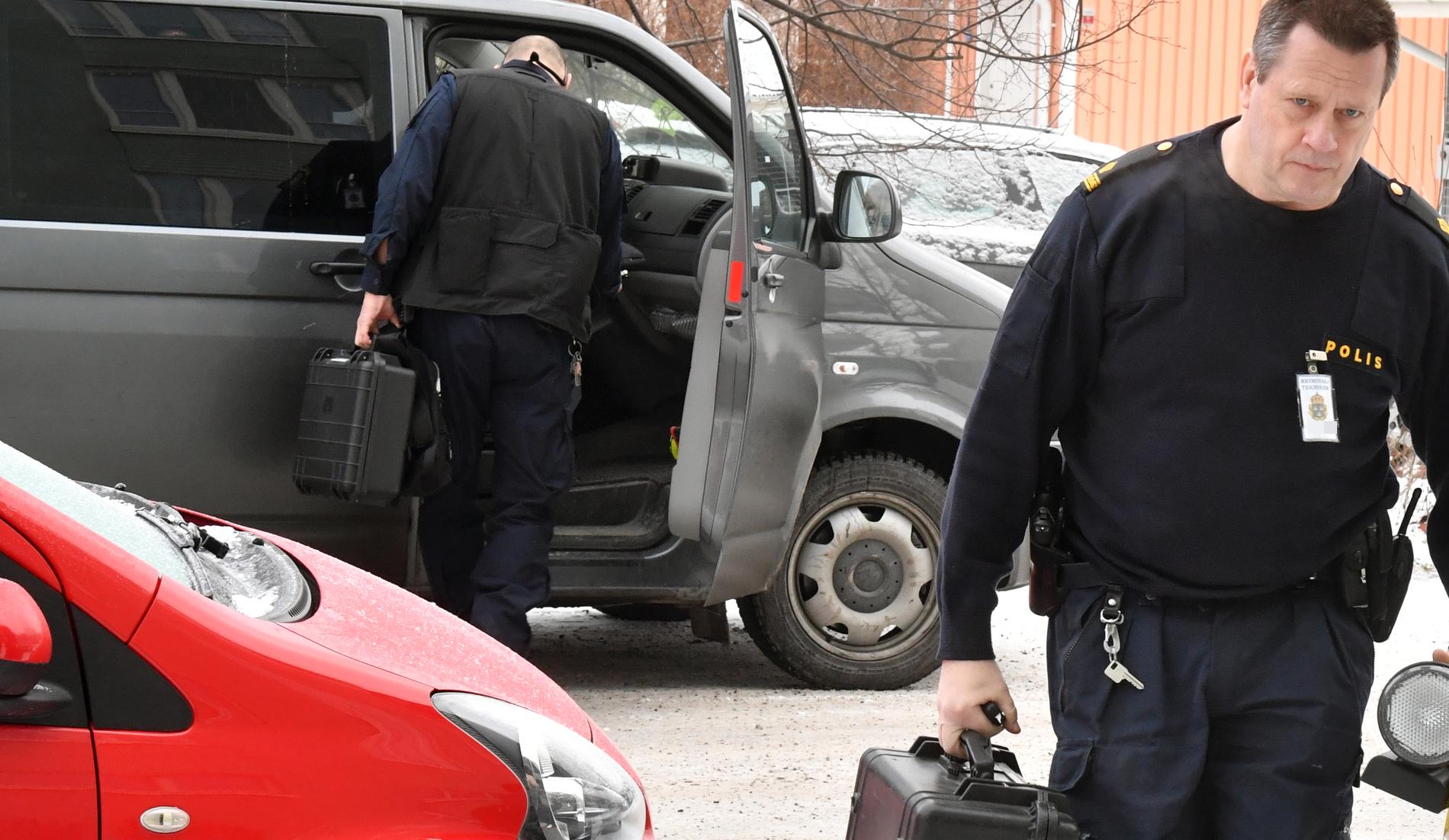 Polisens tekniker på plats i Vällingby.