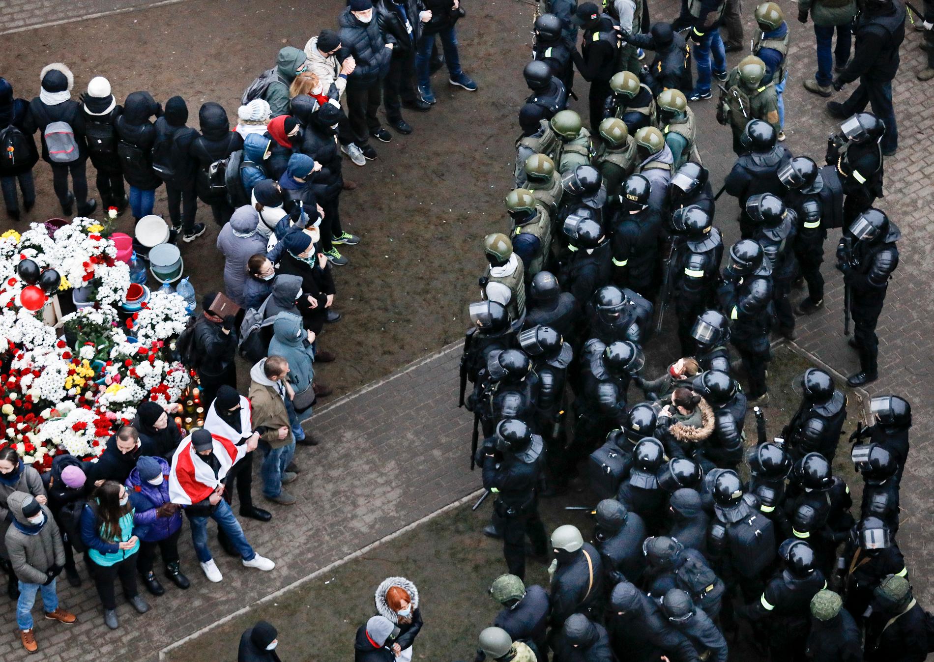 Minsk, november 2020: Demonstranter bildar kedja när kravallpoliser närmar sig. Polismakten förde bort, fängslade och misshandlade tusentals människor vid protesterna. Arkivbild.