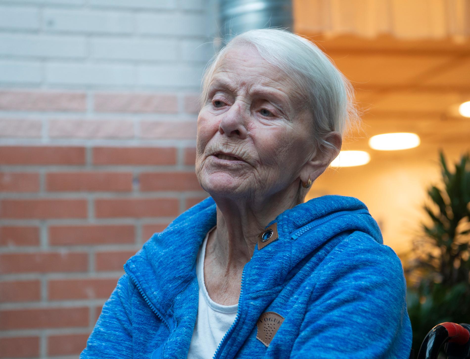 Boende Maud Sjölander, boende på äldreboendet Vallongården, testar VR-glasögon.