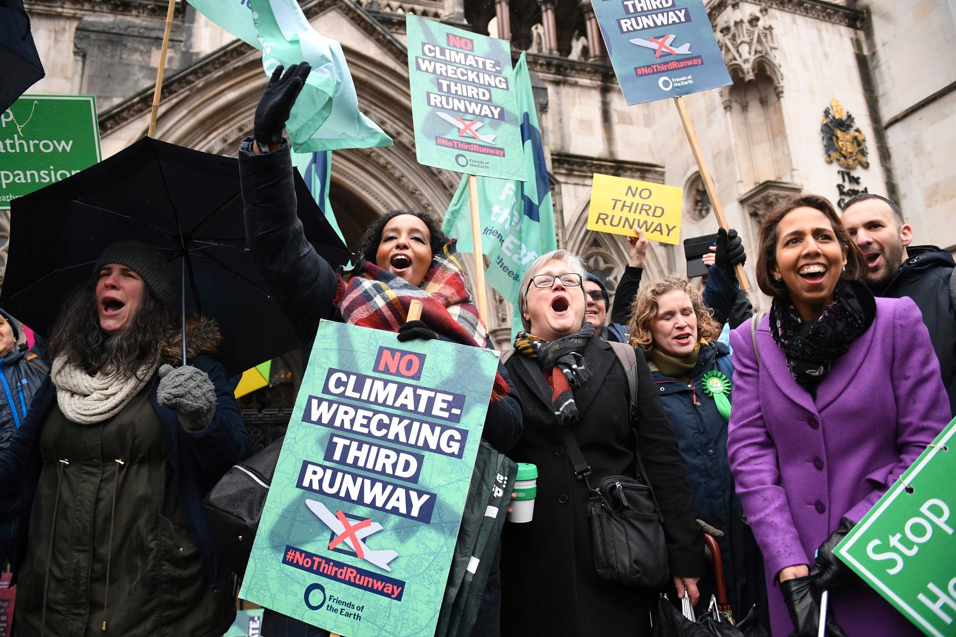 Miljöaktivister jublar utanför domstolen i London, som avgjort att utbyggnaden av Heathrow är olaglig av klimatskäl.