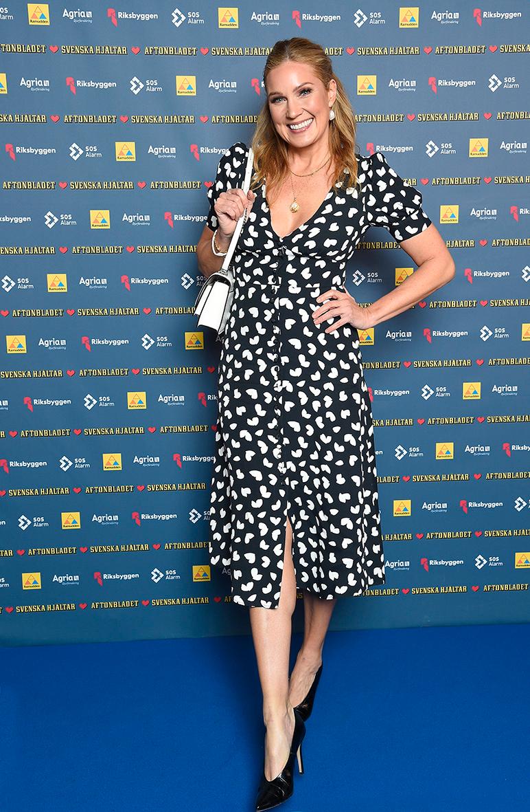 Programledaren Jessica Almenäs i retroinspirerad klänning.