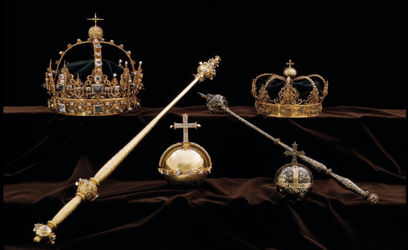 Karl IX och drottning Kristina den äldres begravningsregalier förvarades i Strängnäs domkyrka. Under en kupp i somras stals de två kronorna och ett riksäpple ur en glasmonter i kyrkan. Bild: Polisen.