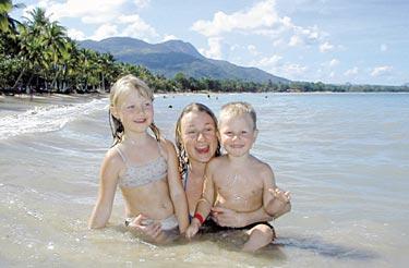 Camilla Lantz från Långsand njuter av vattnet i Playa Dorada tillsammans med barnen Amanda och Aron. ”Resan har verkligen motsvarat mina förväntningar”, säger Camilla.