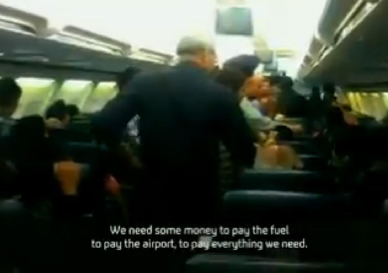 "Vi behöver lite pengar (cirka 250 000 kr reds. anm.) för att betala bränslet, betala flygplatsen, betala allt vi behöver", säger flygvärdinnan