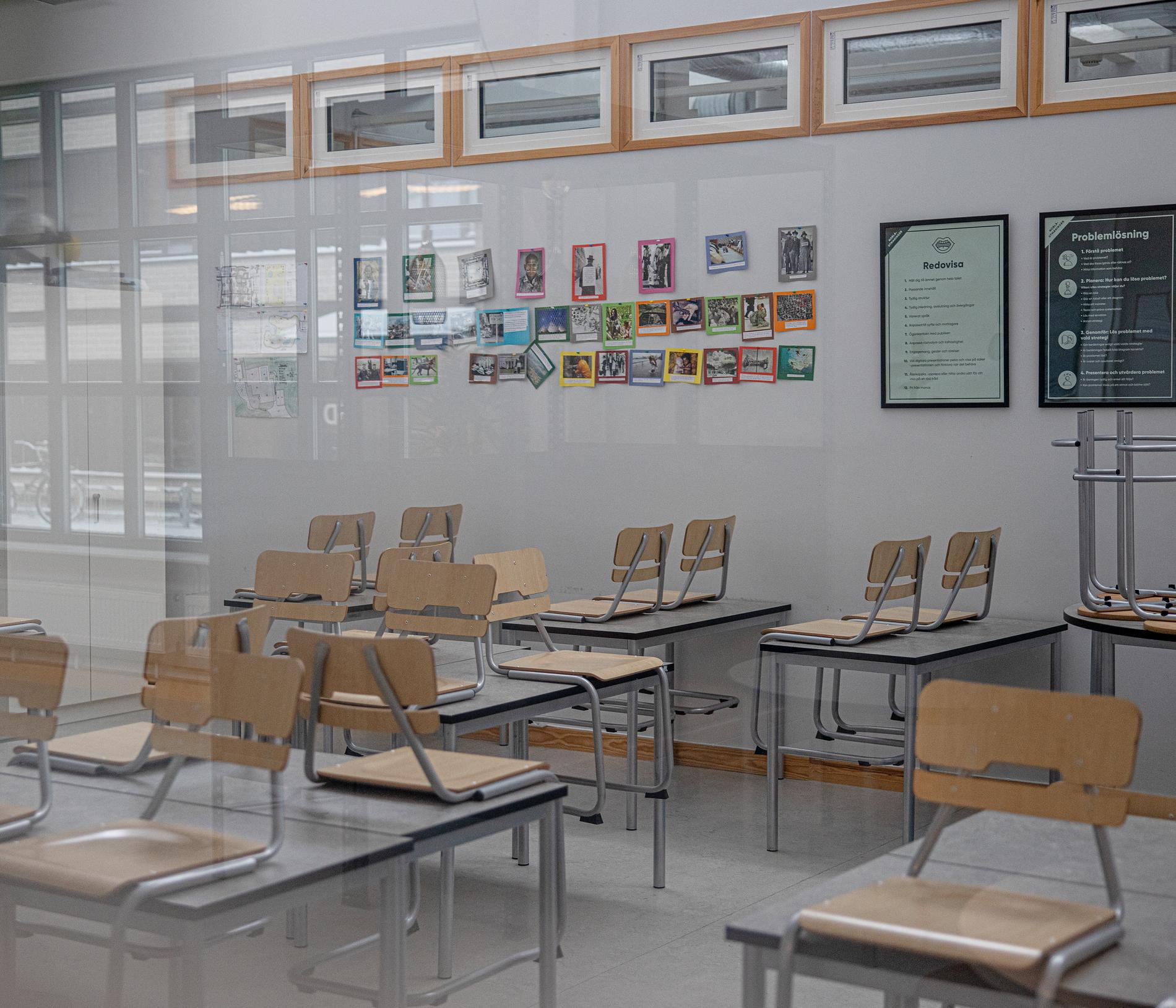 I klassrummen är det nedsläckt, och stolarna står uppställda på borden. 