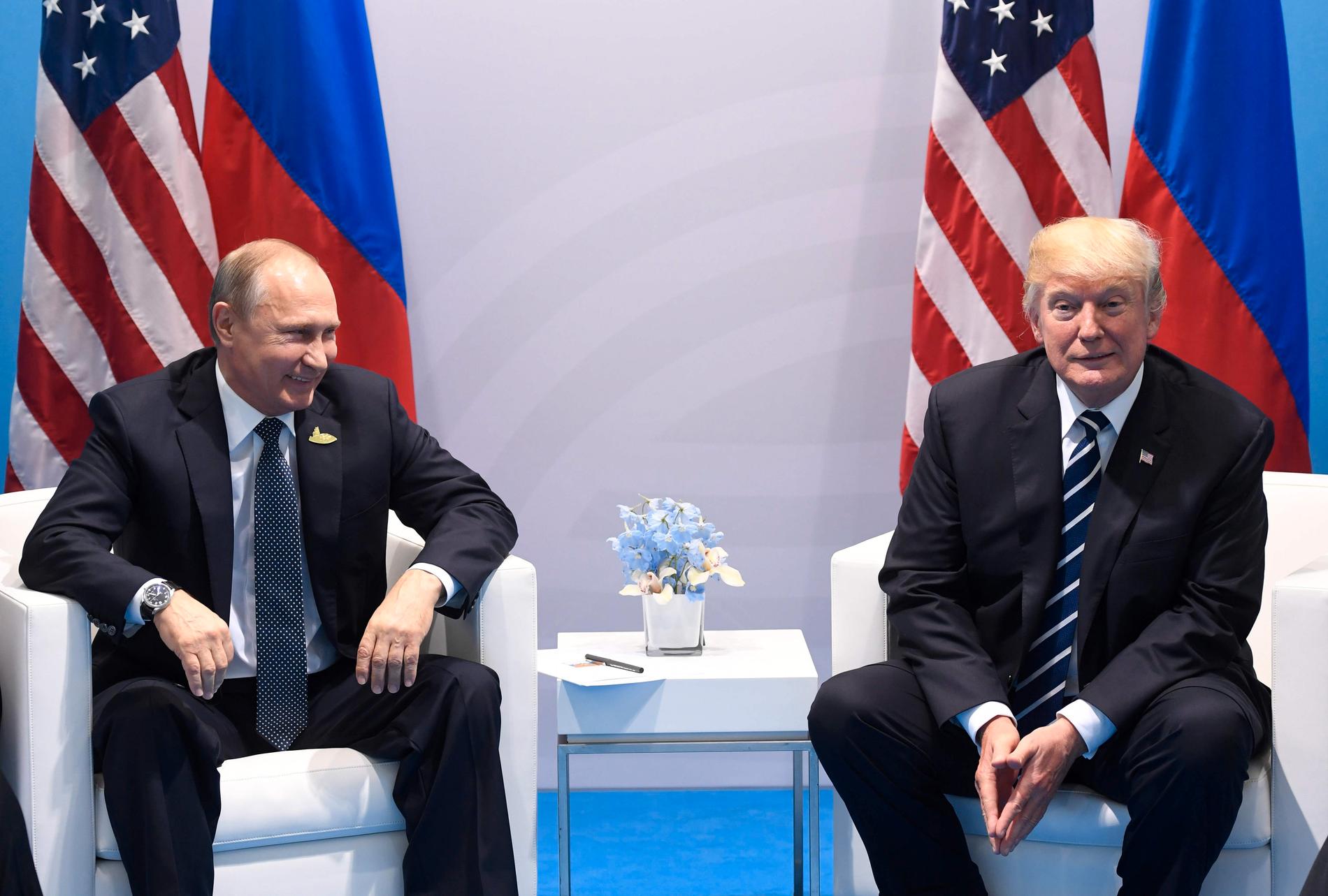Rysslands president Vladimir Putin och USA:s president Donald Trump under mötet.
