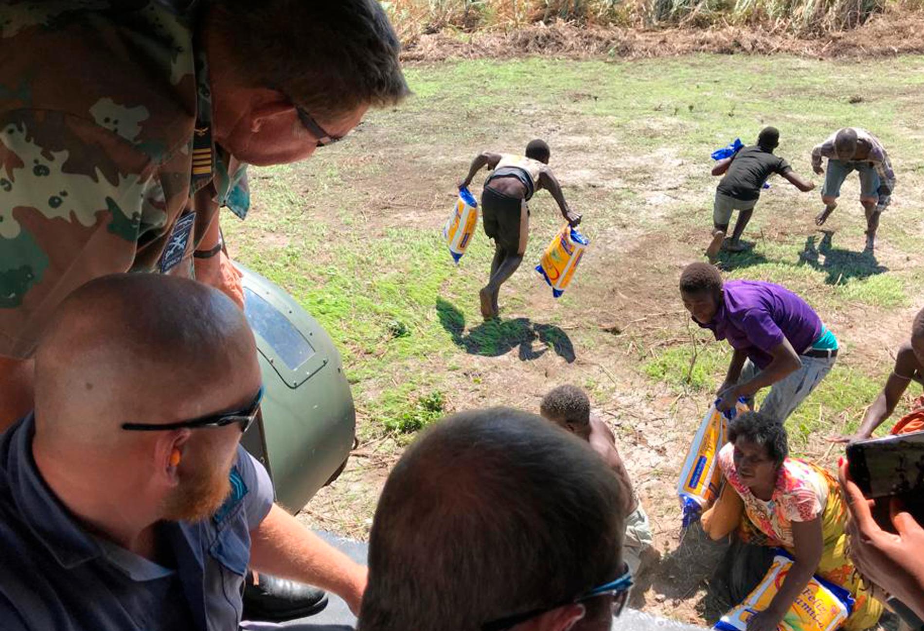 Sydafrikansk militär levererar nödhjälp tidigare i april till drabbade av Idais framfart i Moçambique. Efter cyklonen har kolera och hunger slagit mot den krisdrabbade befolkningen.