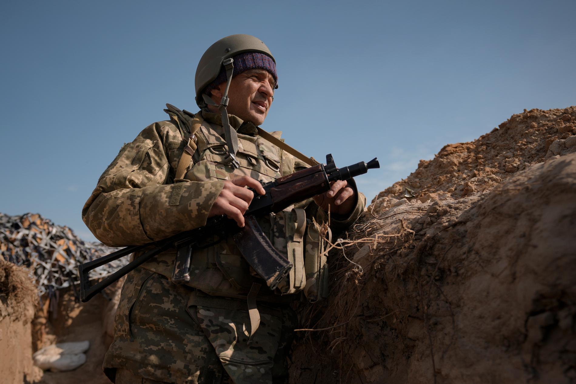 En ukrainsk soldat i en skyttegrav norr om Kiev.
