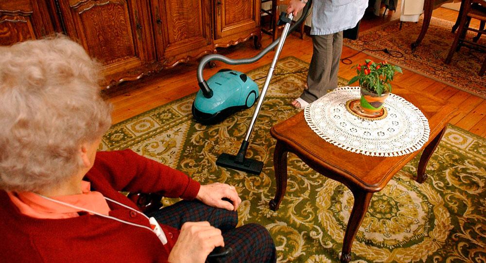 Fyra av tio svenskar över 80 år har hemtjänst eller bor i särskilt boende. Att försämra för den gruppen innebär också att klyftorna i samhället ökar, enligt debattören.