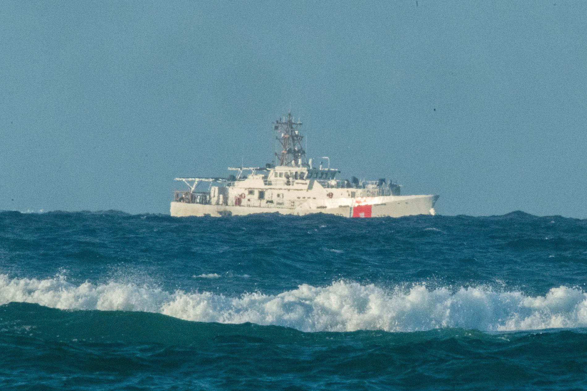 USA:s kustbevakning har skickat ut flera fartyg för att leta efter dem som saknas efter båtolyckan. Arkivbild.