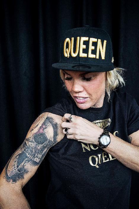 Tydlig symbolik Mikaela Laurén visar upp sin nya tatuering som symboliserar hennes dödliga höger.
