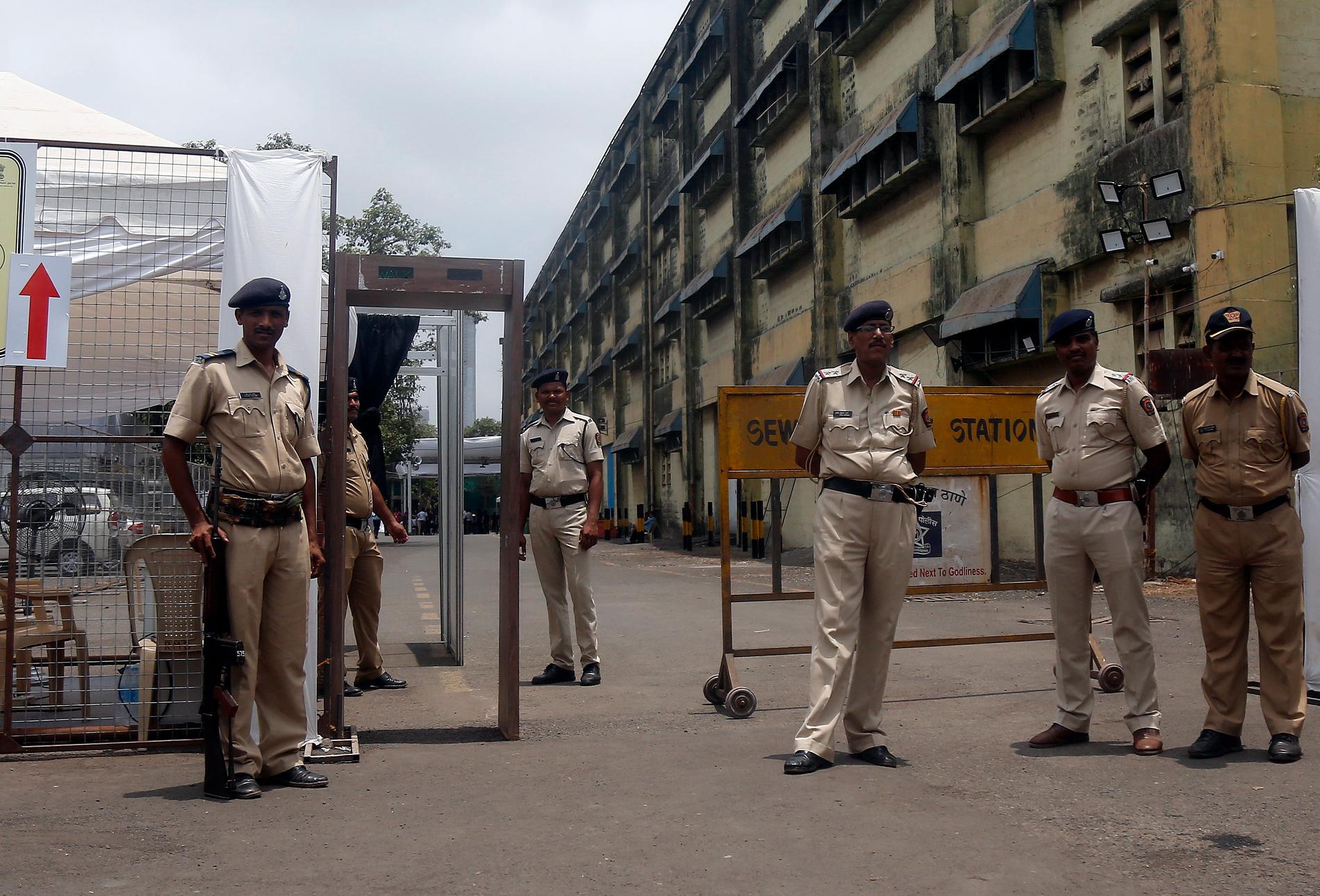 Vakter bevakar rösträkning i storstaden Bombay.