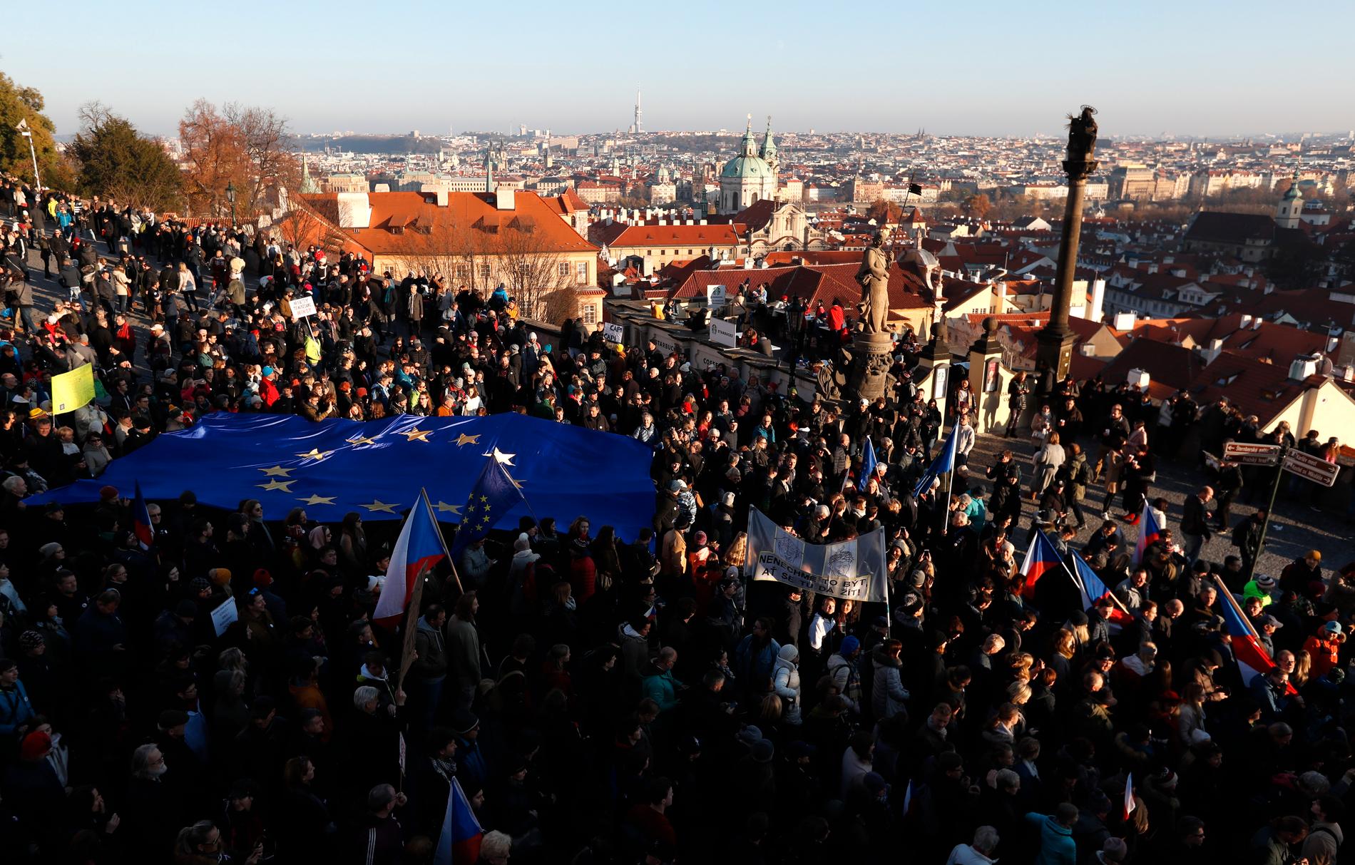Tusentals tjecker demonstrerade på lördagen och krävde premiärministern Andrej Babis avgång.