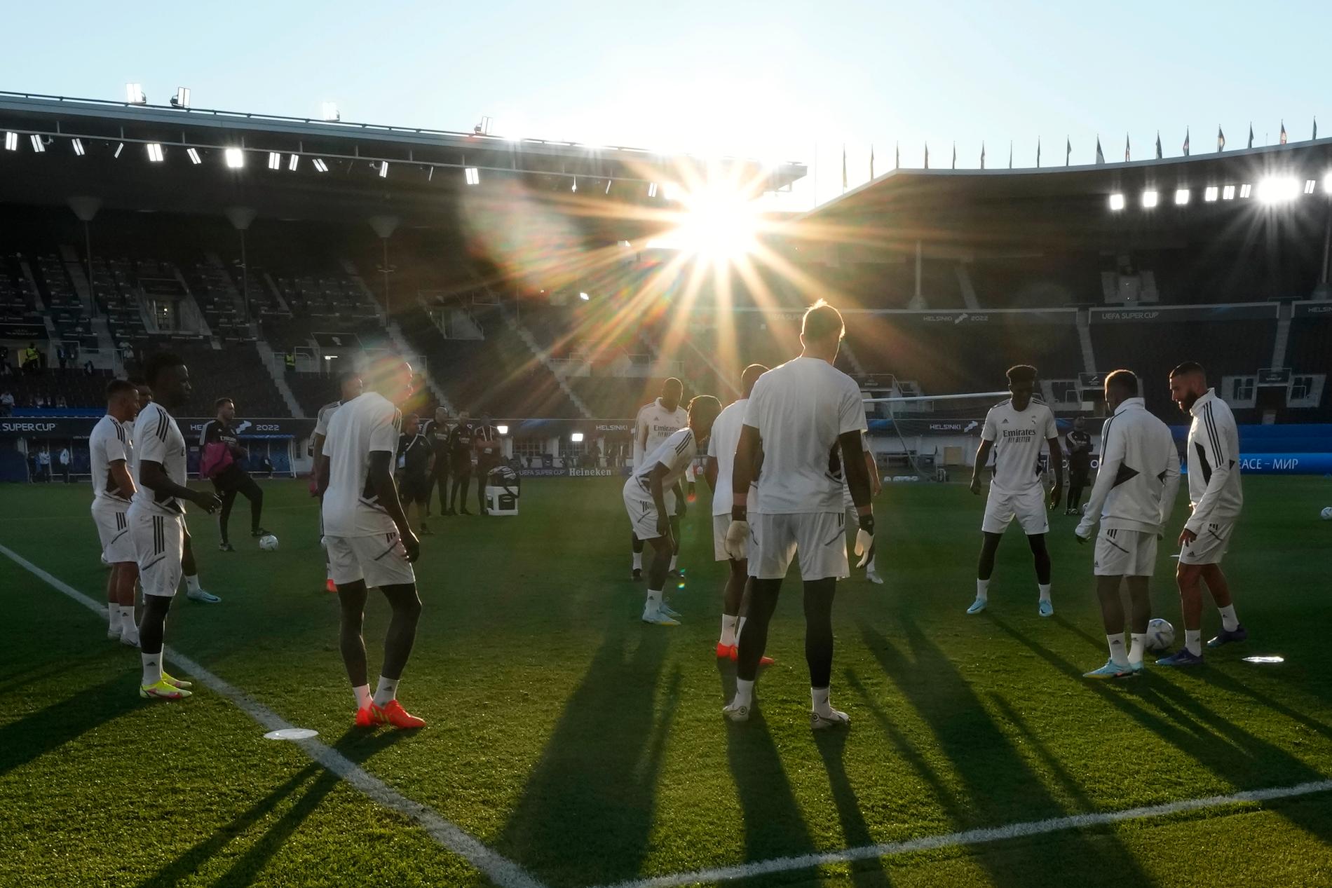 Real Madrid tränar inför onsdagskvällens möte med Frankfurt i Helsingfors, Uefas supercuppokal ska delas ut.