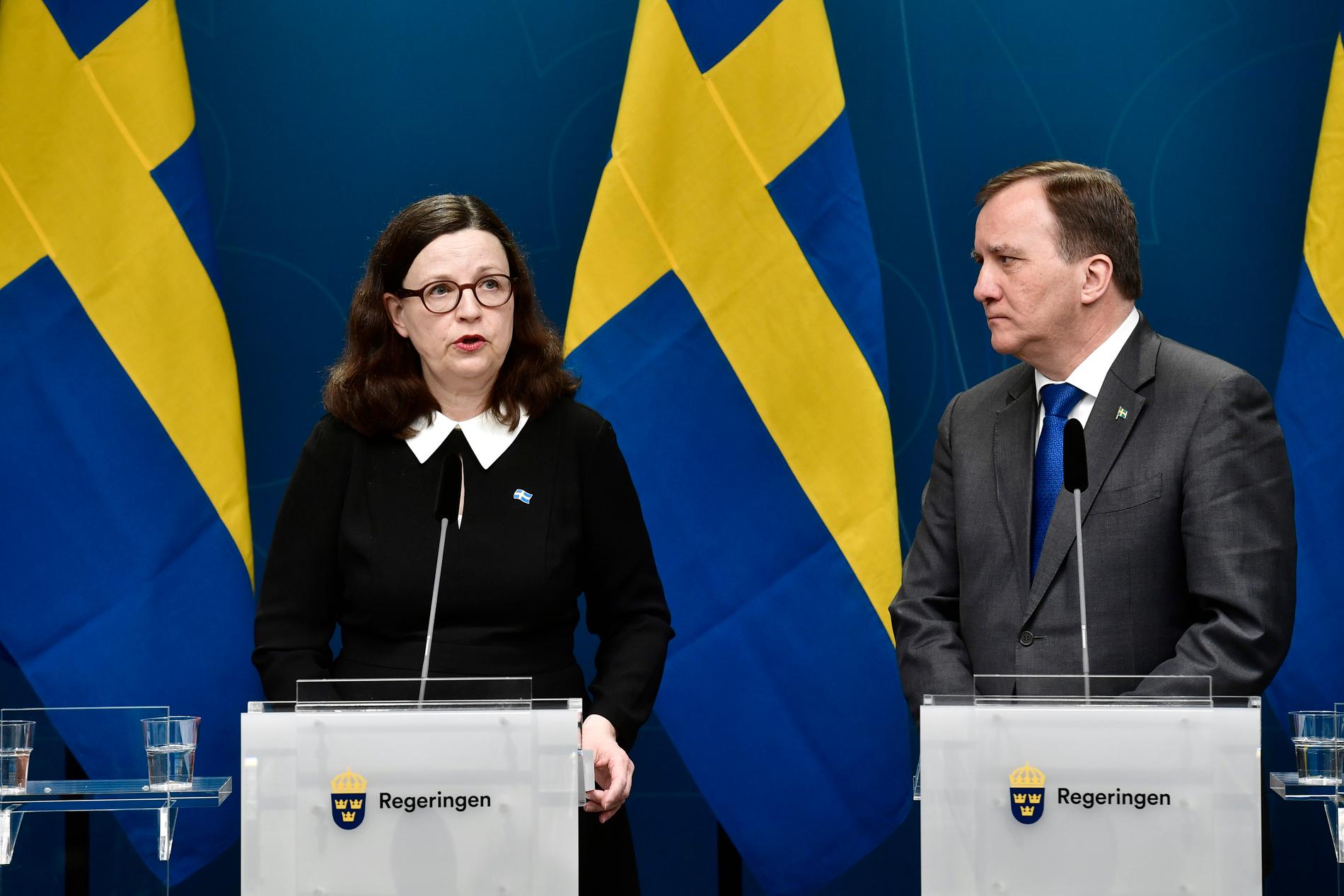 Skolan trotsar uppmaningen från regeringen. Anna Ekström, utbildningsminister, och Stefan Löfven, statsminister, på pressträffen där de tillkännagav planerna för svensk skola. 
