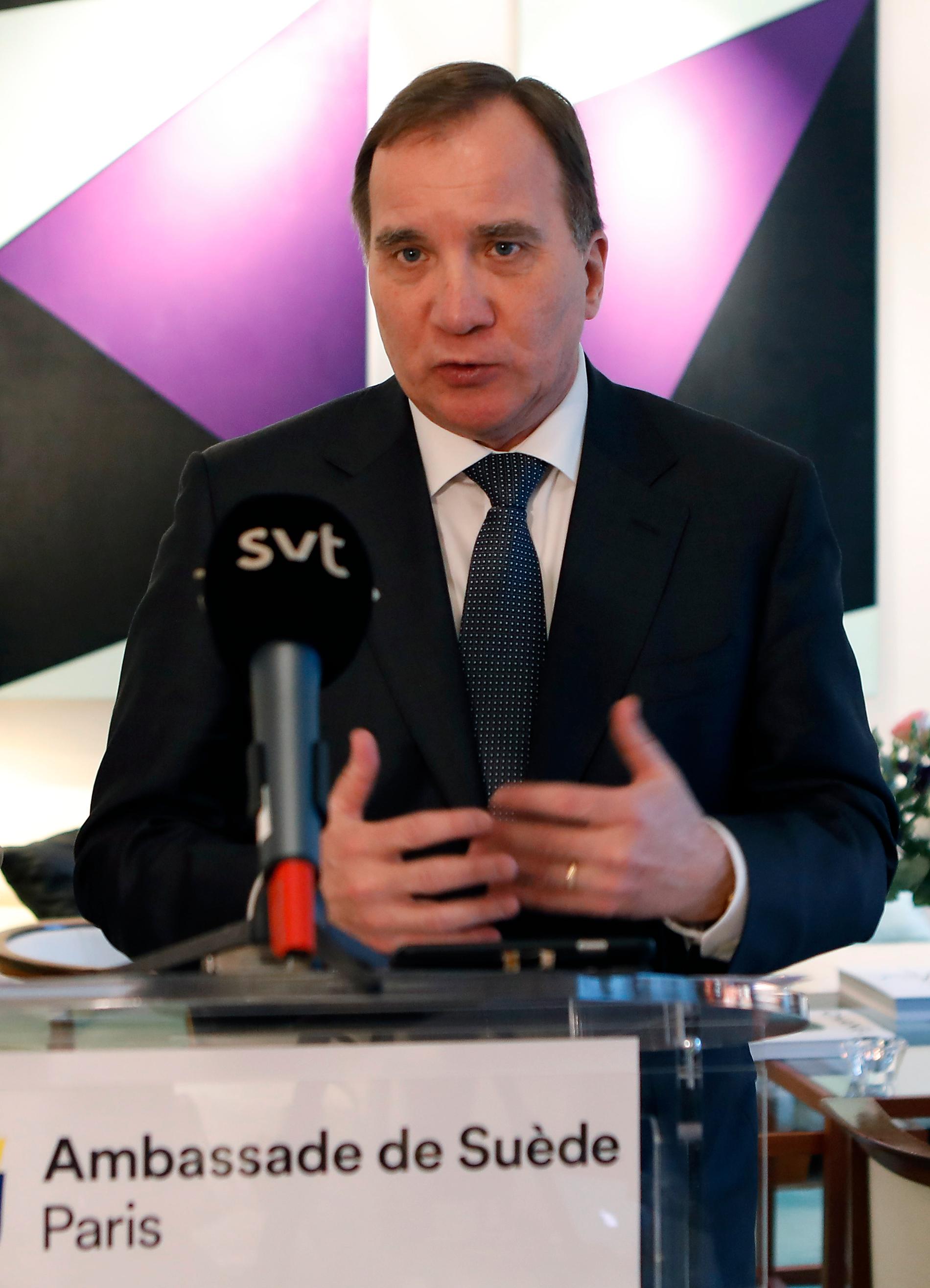 Stefan Löfven vid presskonferensen i Paris.