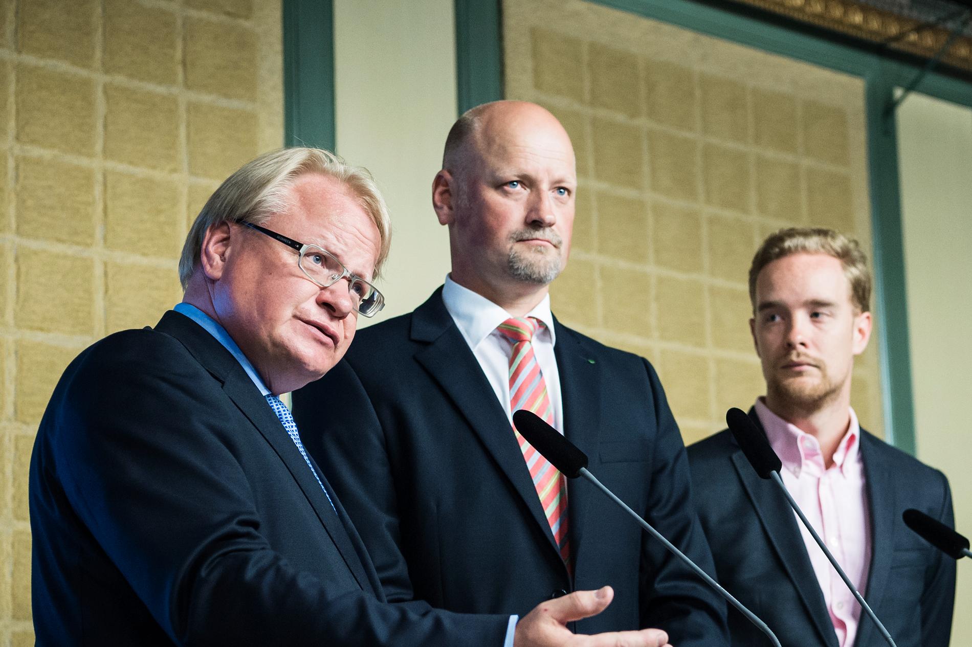 Peter Hultqvist (S), Daniel Bäckström (C) Anders Schröder (MP) på gårdagens pressträff om försvarsuppgörelsen