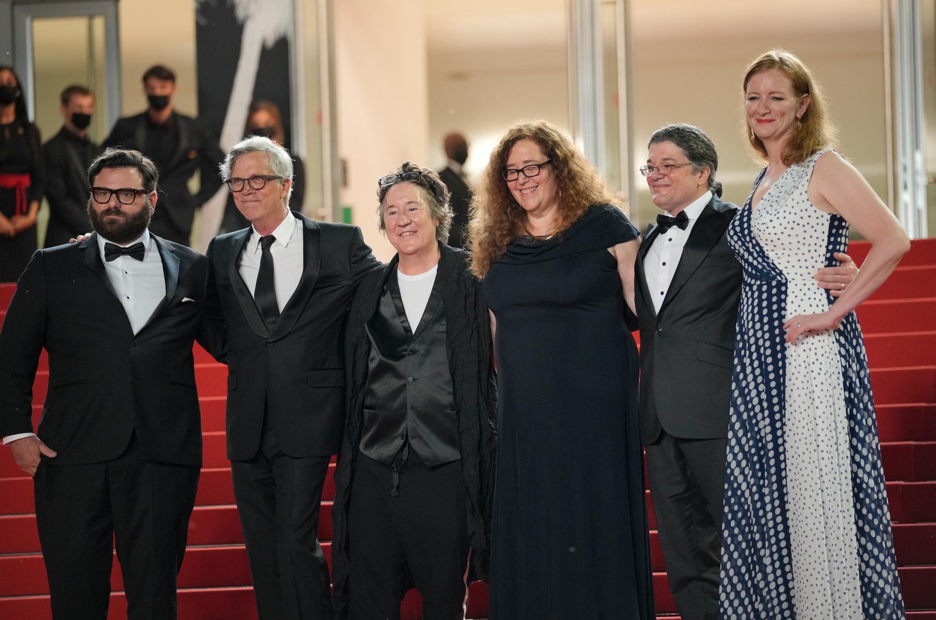 Todd Haynes (andra från vänster) visar upp sig på röda mattan inför premiären av "The Velvet Underground" i Cannes.