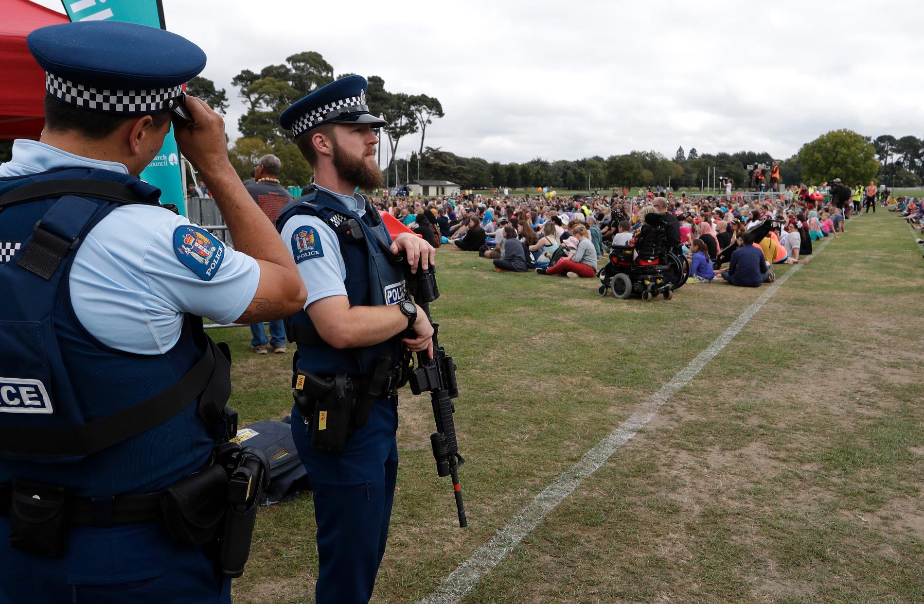 Poliser vid en kärleksmarsch i Hagley Park i Christchurch efter moskéskjutningarna. Arkivbild.