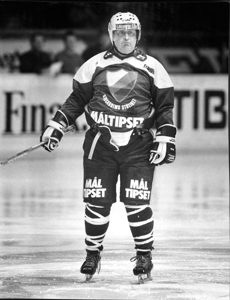 Firandet innehöll också en hockeymatch, inför Djurgården-Brynäs på Johanneshovs isstadion. Lars-Gunnar förstås i Djurgårdströjan.