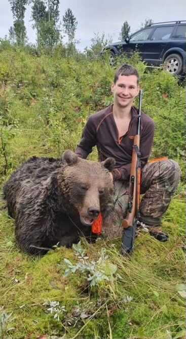 Daniel med den skjutna björnen.