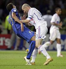 Hämnden Vad var det Marco Materazzi sa till Zinedine Zidane innan den sistnämnde delade ut sin skalle? Enligt uppgifter i brittisk press ska fransmannen ha blivit kallad ”terrorist”.