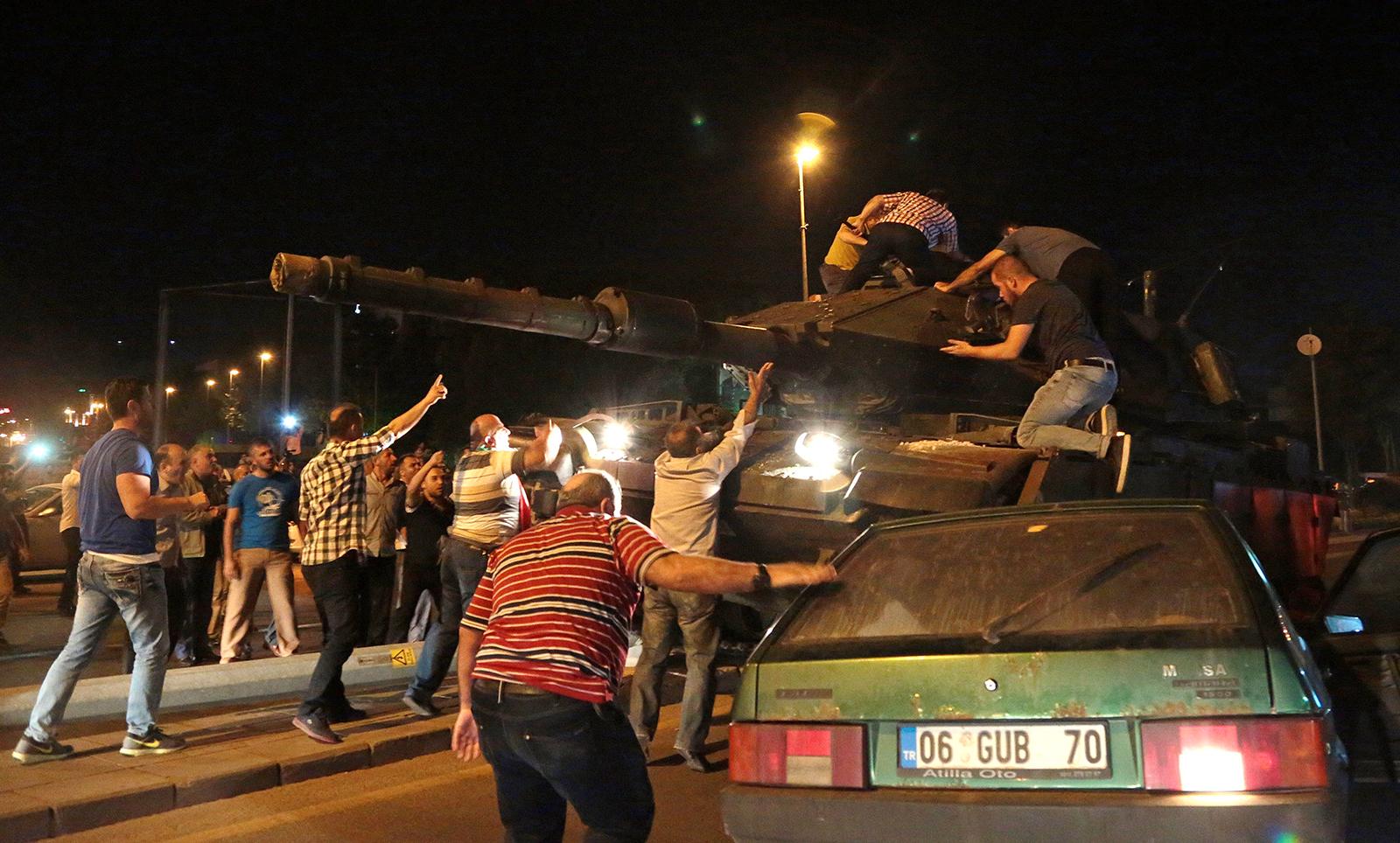 Människor stormar en pansarvagn i protest mot militärkuppen.