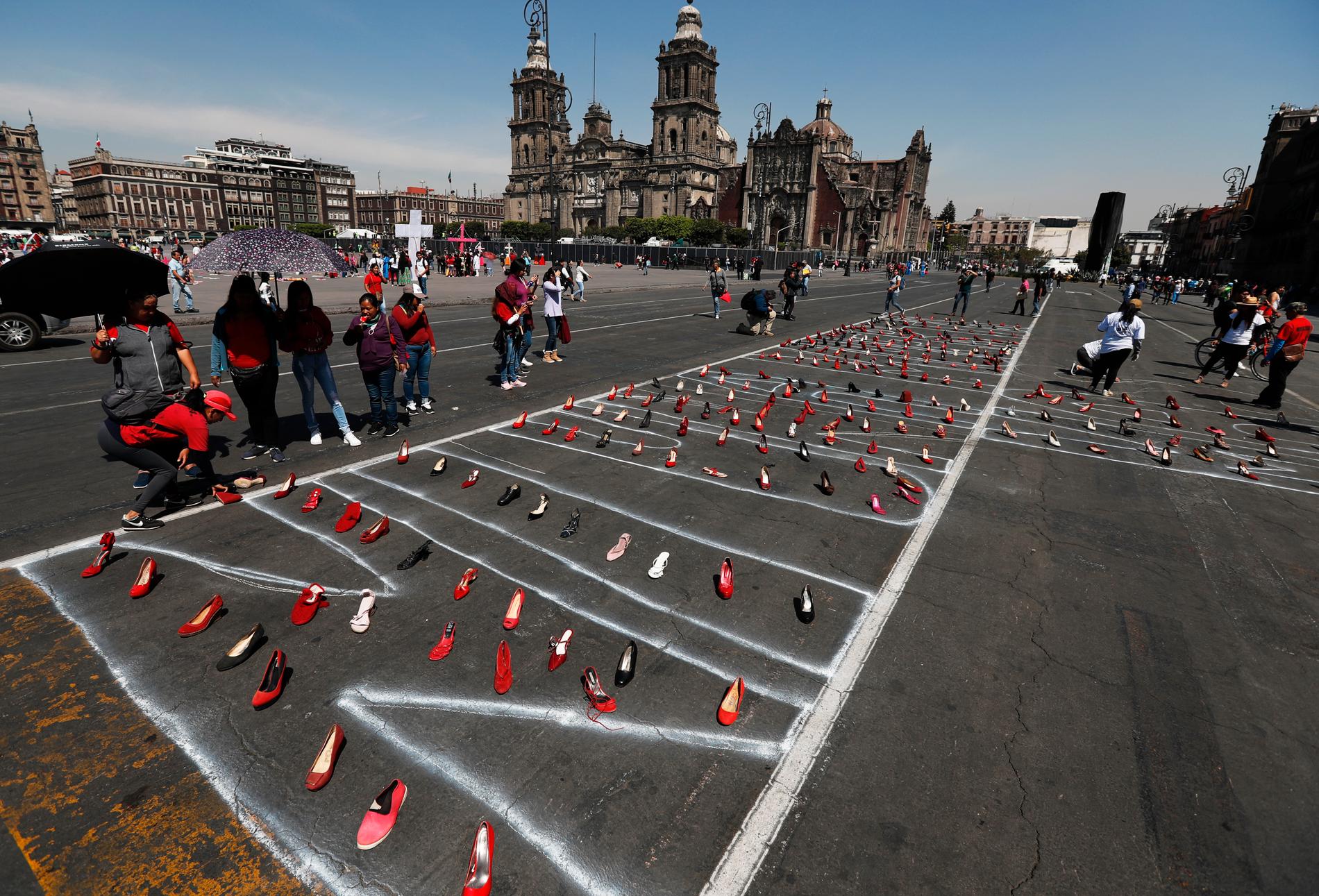 Röda skor uppradade till minne av mördade kvinnor på Mexico Citys huvudtorg El Zócalo på måndagen.