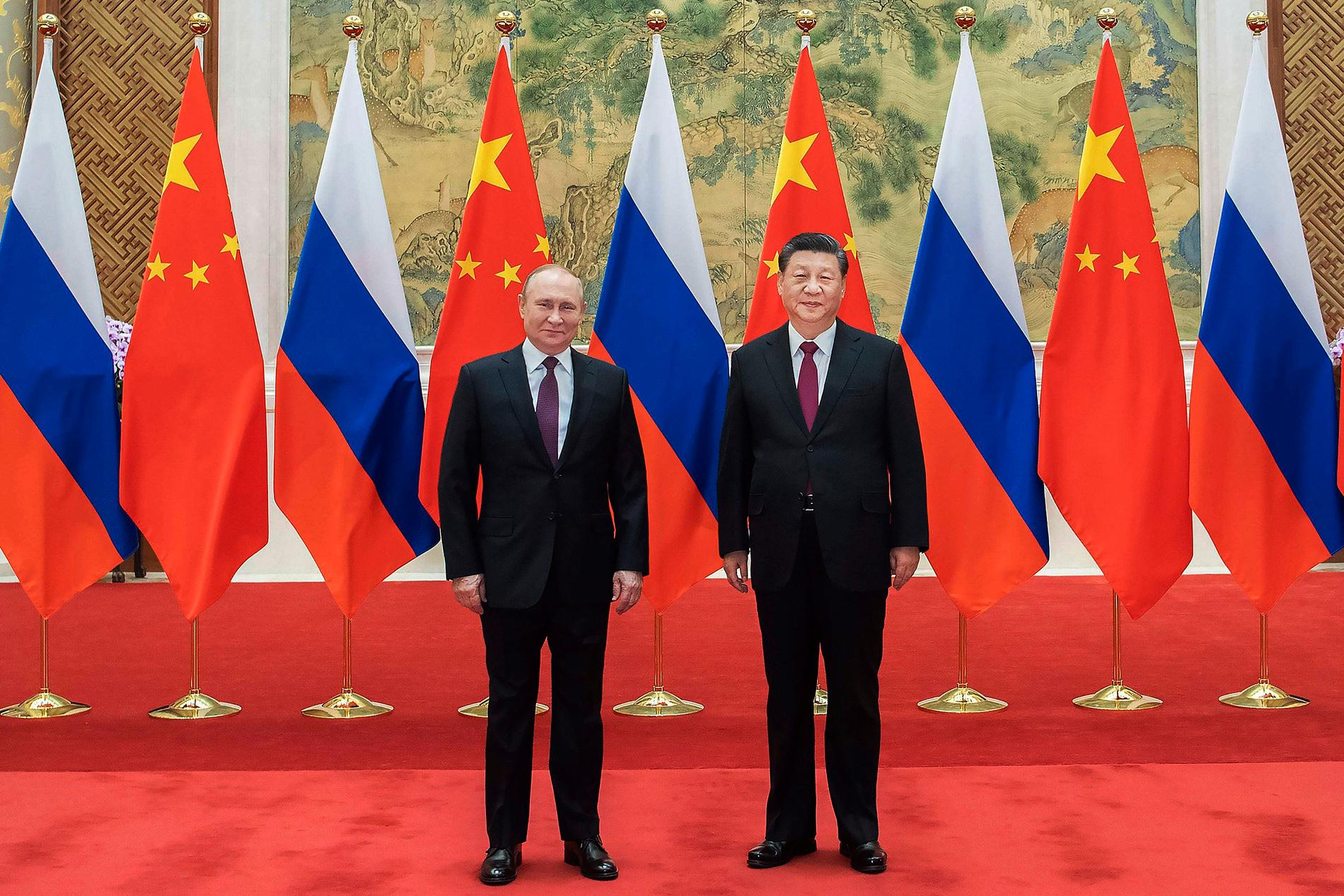 Rysslands president Vladimir Putin tillsammans med Kinas president Xi Jinping vid deras senaste möte i februari. Bilden kommer från den statliga kinesiska nyhetsbyrån Nya Kina.