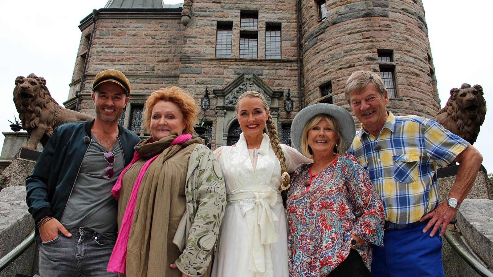 ”Stjärnorna på slottet” 2017, från vänster Peter Jöback, Marianne Mörck, Regina Lund, Ann-Louise Hansson och Bosse Parnevik.