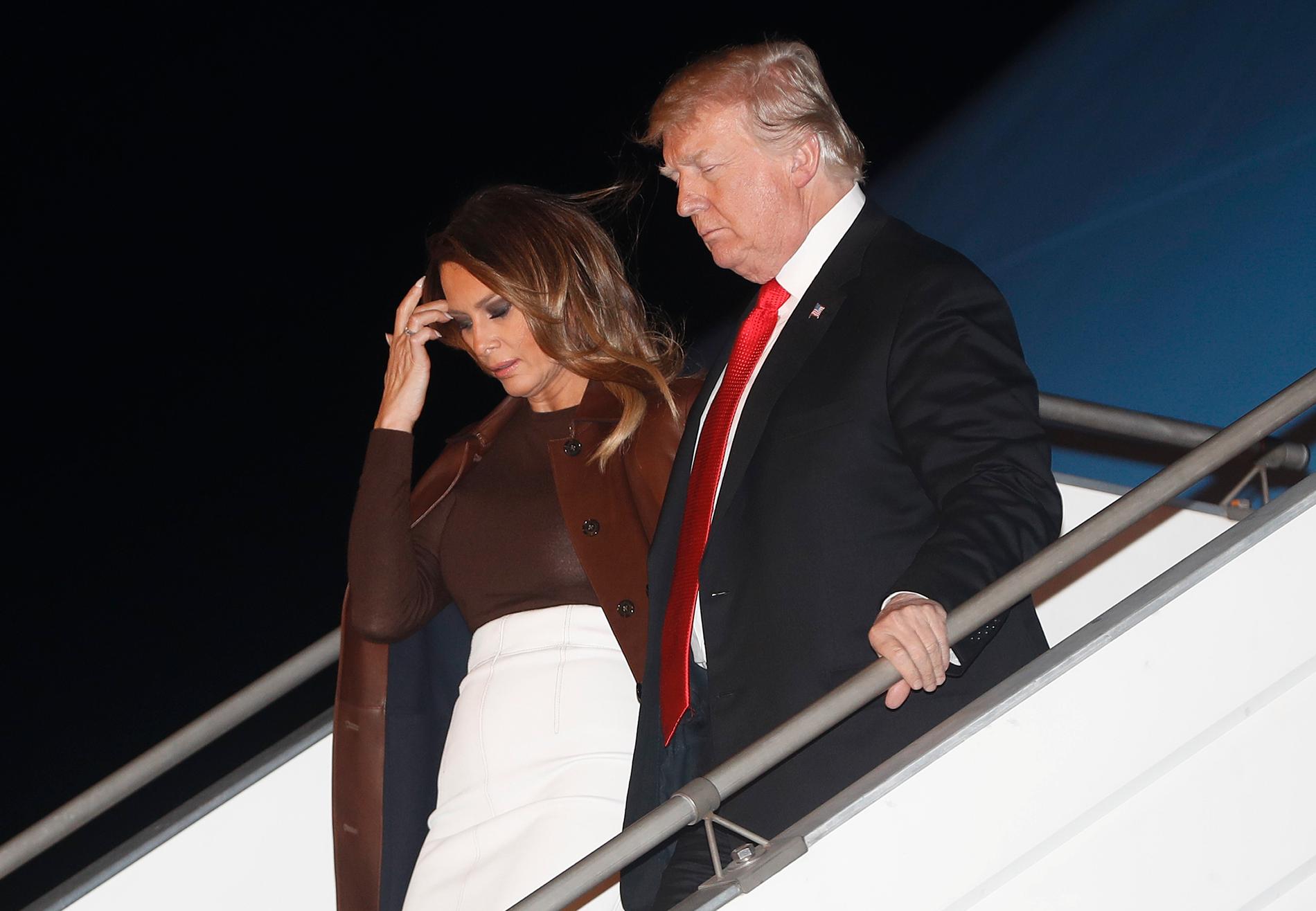 USA:s president Donald Trump och hans fru Melania Trump kliver av det amerikanska presidentplanet Air Force One i Argentina.