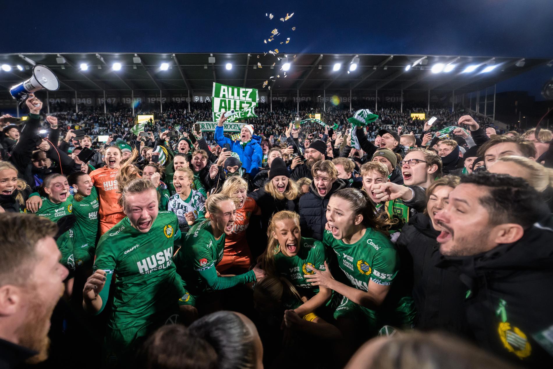 Hammarbys spelare firar efter SM-guldet 2023. 