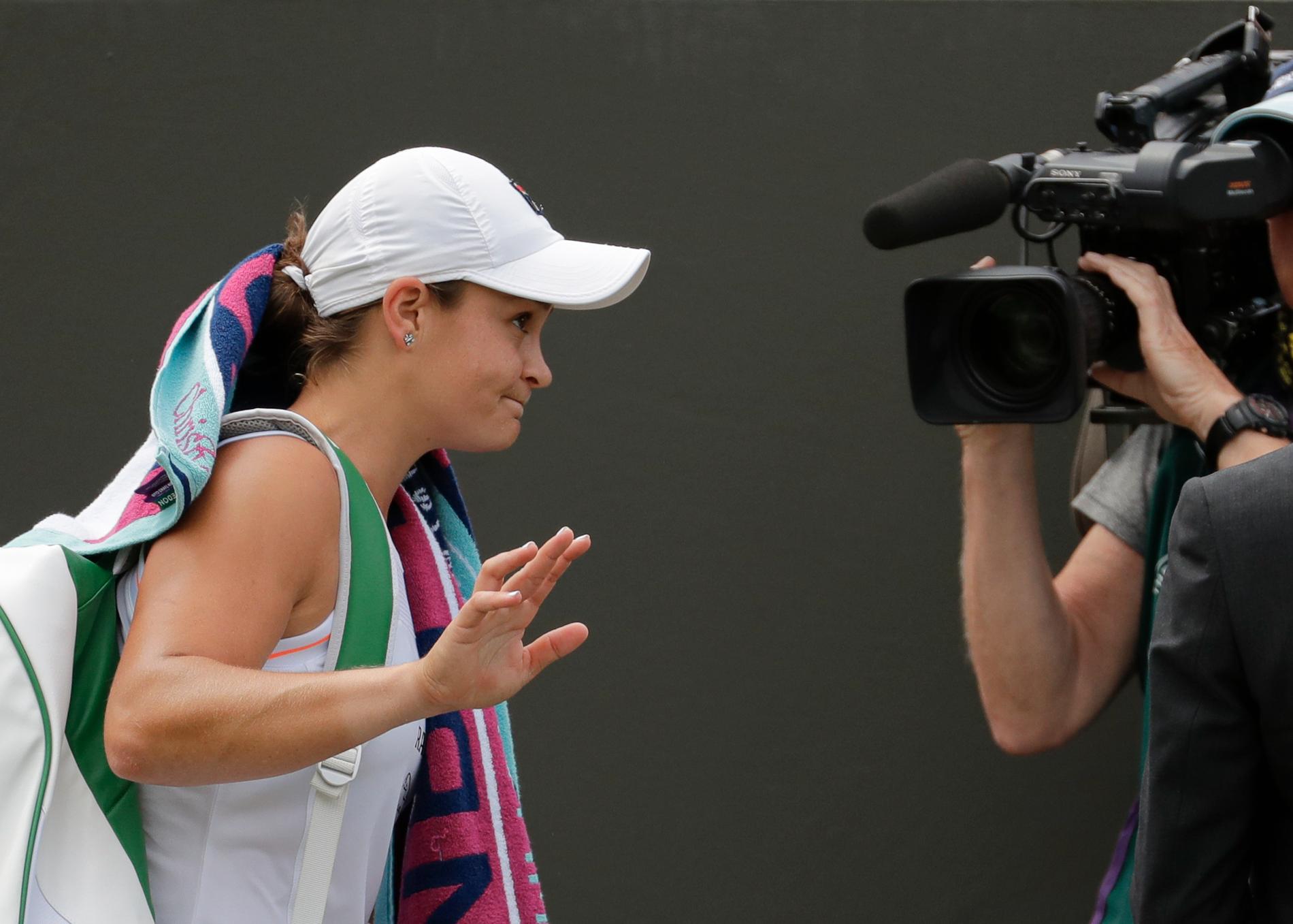 Världsettan Ashleigh Barty fick respass i Wimbledons fjärde omgång.
