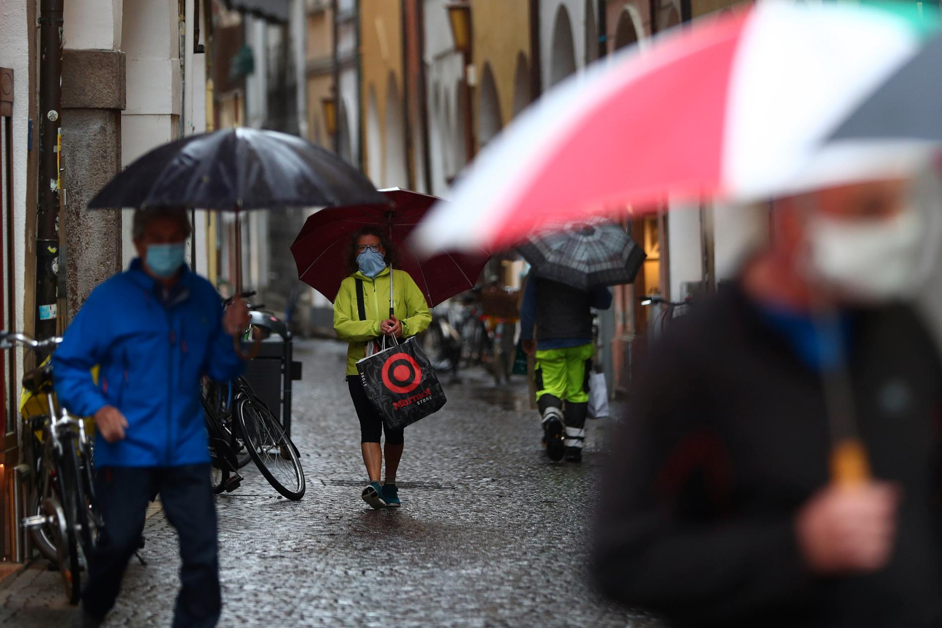 I staden Bolzano i norra Italien har restauranger och butiker öppnat igen efter nedstängningen. 
